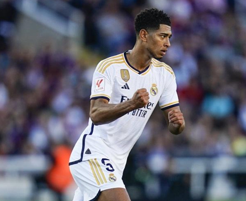 阿图什杯球员进球后跑上看台给母亲献花，后两黄变一红被罚下