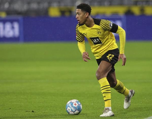 詹姆斯关键助攻锁定胜利