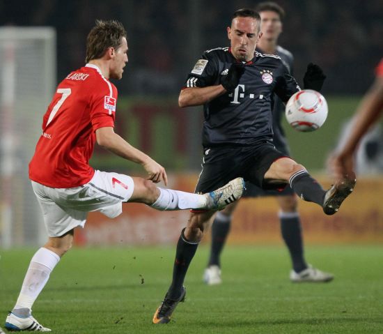 勇士官方：格林扭伤右脚，本场比赛不会回归