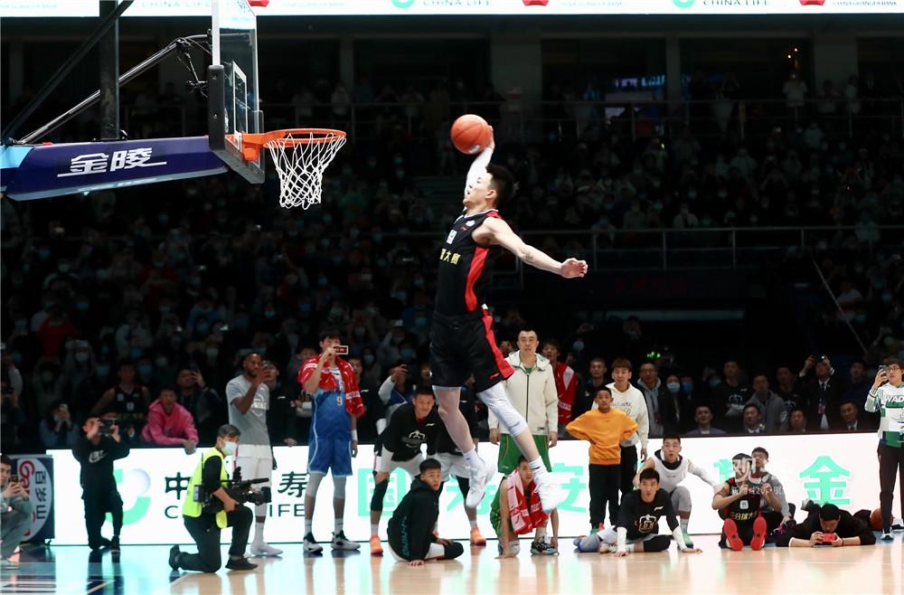 火箭重返西部第五坐稳位置！申京狂砍23+11+7化身全能控场中锋，传球视野无敌还能硬凿内线，五年1.85亿这合同血赚不亏