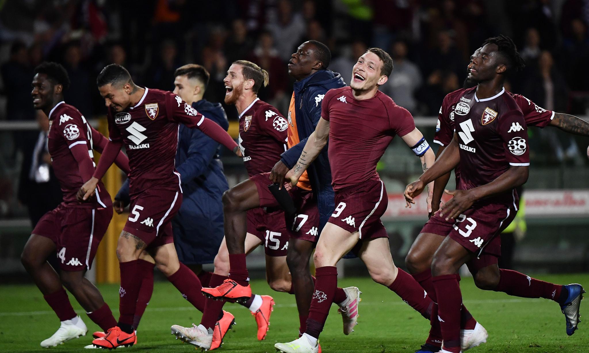 国足备战强度升级，全队深夜加练