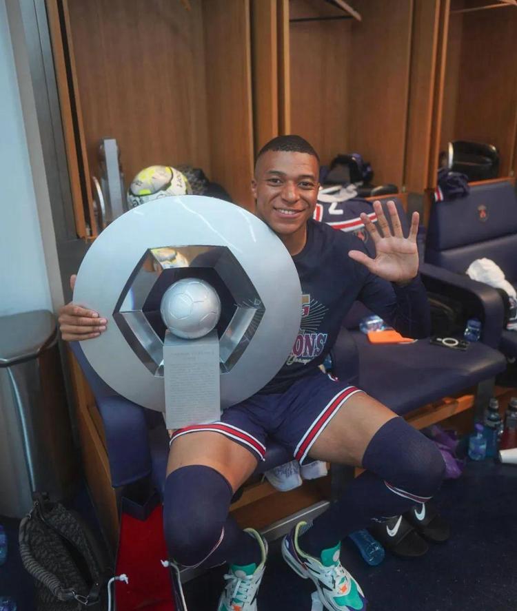 中国队以6战6胜战绩击败韩国、法国，王楚钦三战全胜，赛后坦言累，网友调侃其“铁人三项”。