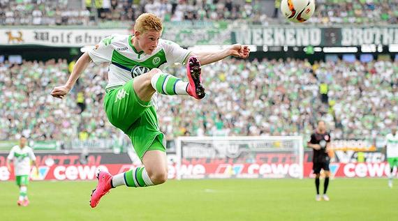 山东男篮激烈对决青岛男篮，裁判控场不足引发热议，球员受伤成焦点。